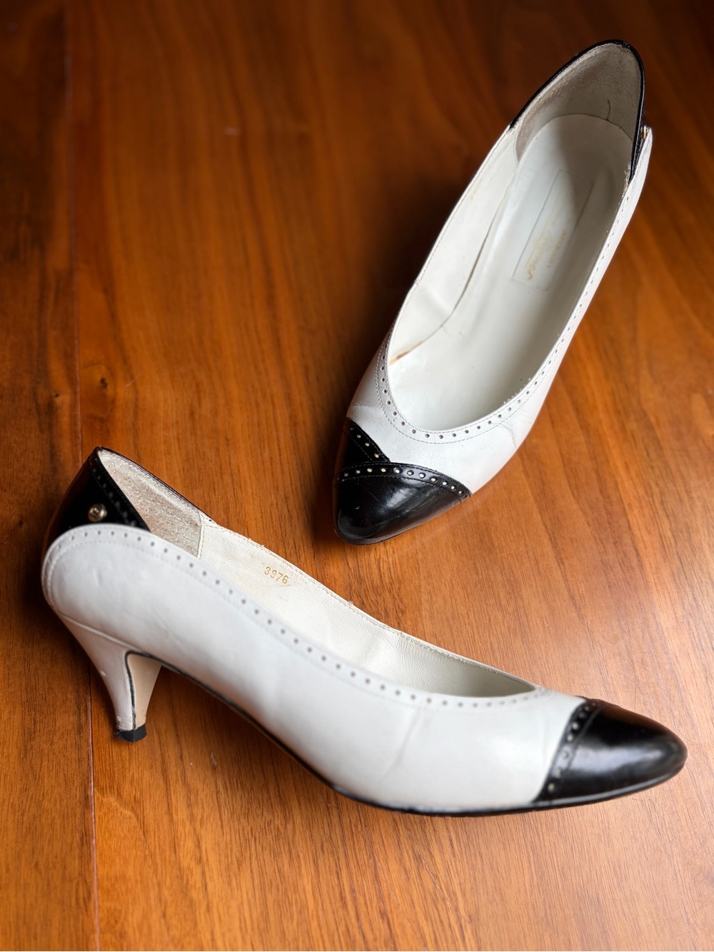 Vintage Etienne Aigner Spectator Pumps Womens 6.5 N White Black Leather Heels